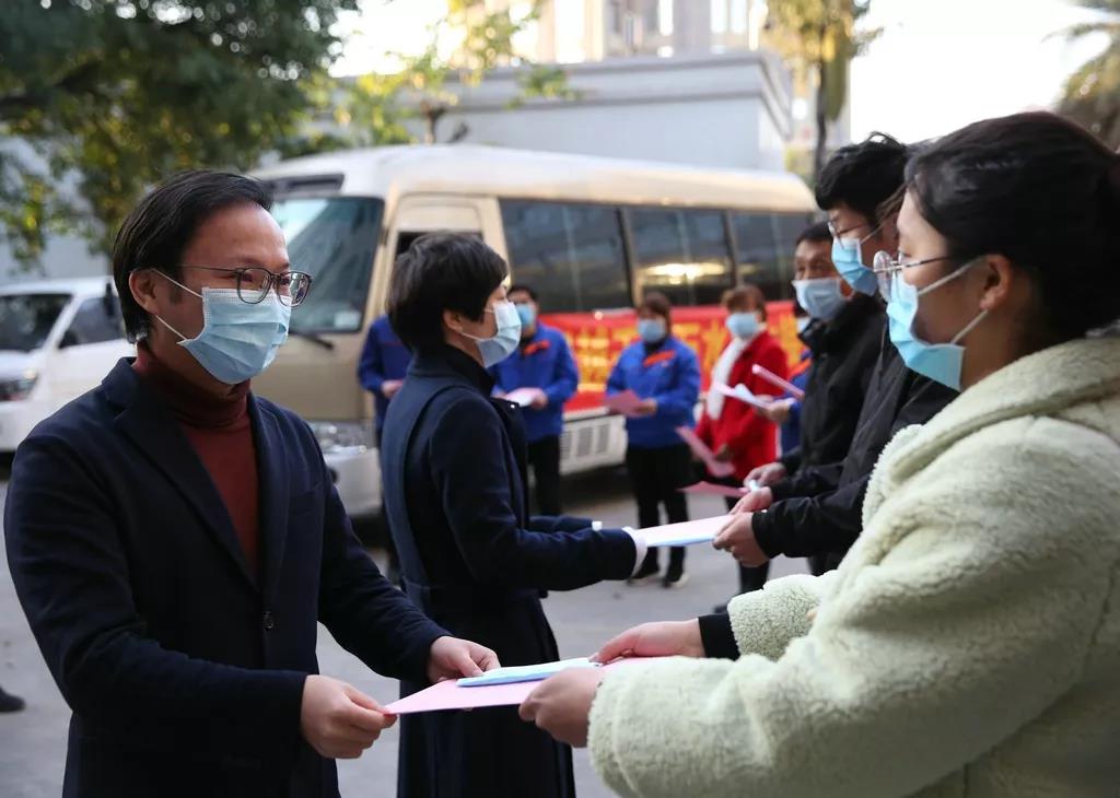 康奈集团专车接回员工返岗