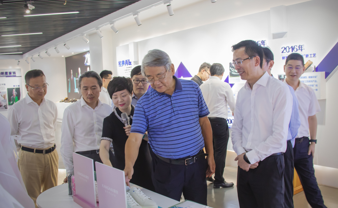 刘平均赞赏康奈是中国鞋业标准和舒适度建设的杰出代表