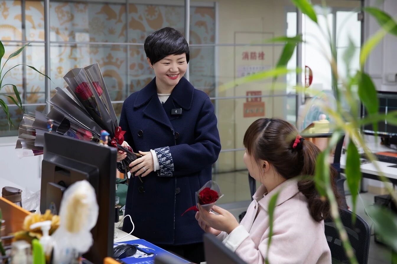 宠爱“她”！康奈“看见·她”主题活动温情收官